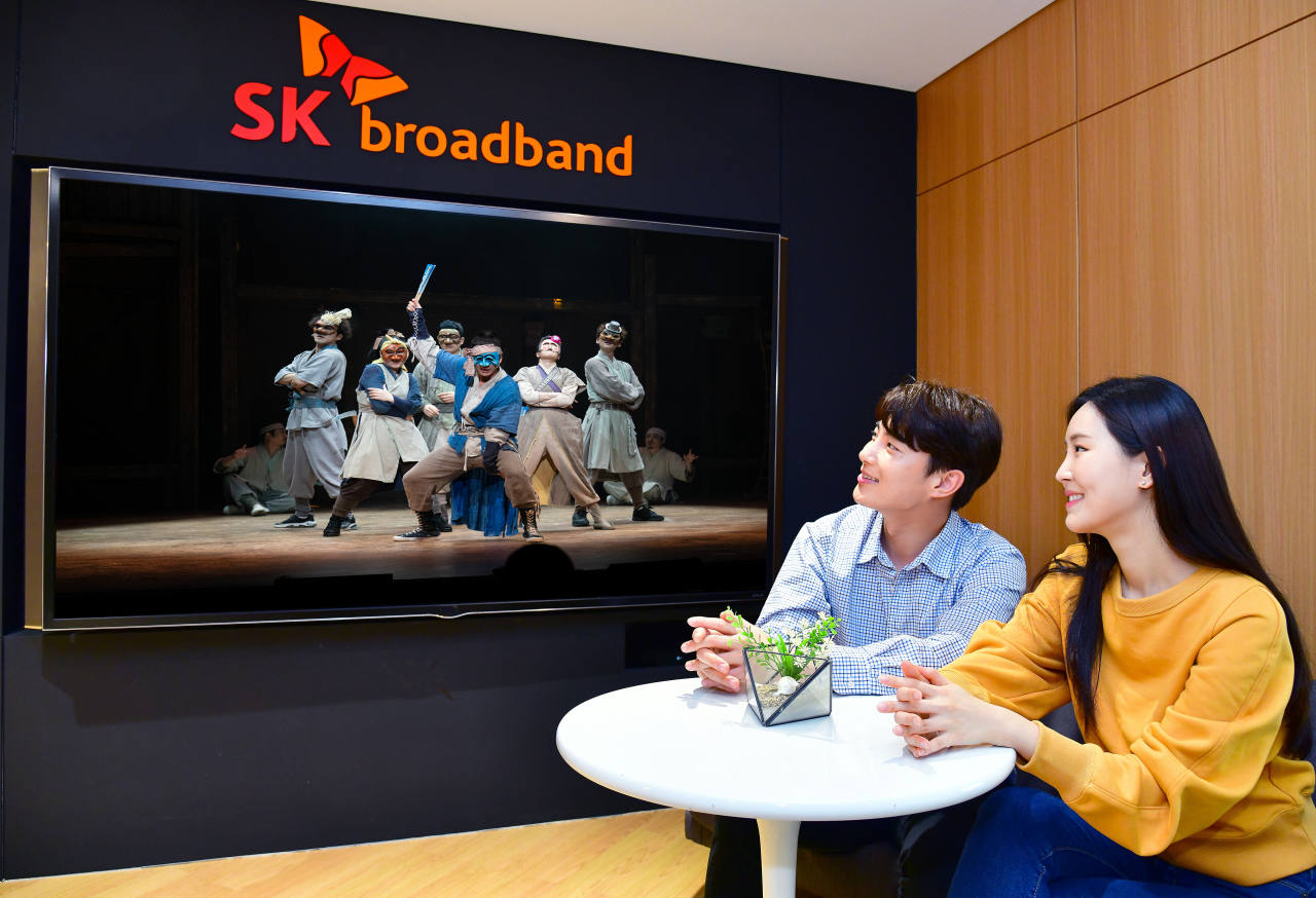 SK브로드밴드가 국내 순수 창작 뮤지컬 ‘스웨그에이지: 외쳐, 조선!’의 공연 실황을 B tv VOD(다시보기)를 통해 선보인다고 26일 밝혔다. [SK브로드밴드 제공]