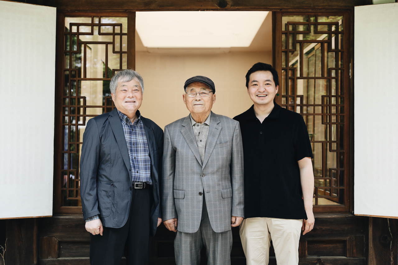 방짜 3대. 왼쪽부터 국가무형문화재 제77호 이형근 보유자, 그의 아버지 이봉주 명예보유자, 그의 아들 이지호 전수자