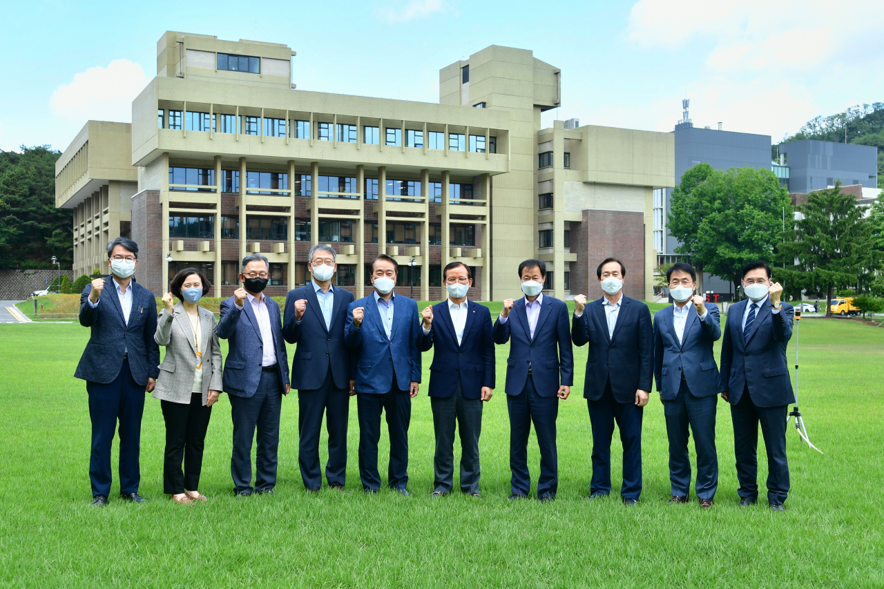 오른쪽 네번째 김이환 UST 총장, 오른쪽 다섯번째 윤석진 KIST 원장 등 UST 산학협력자문위원회 참석자들이 기념촬영을 하고 있다. [UST 제공]