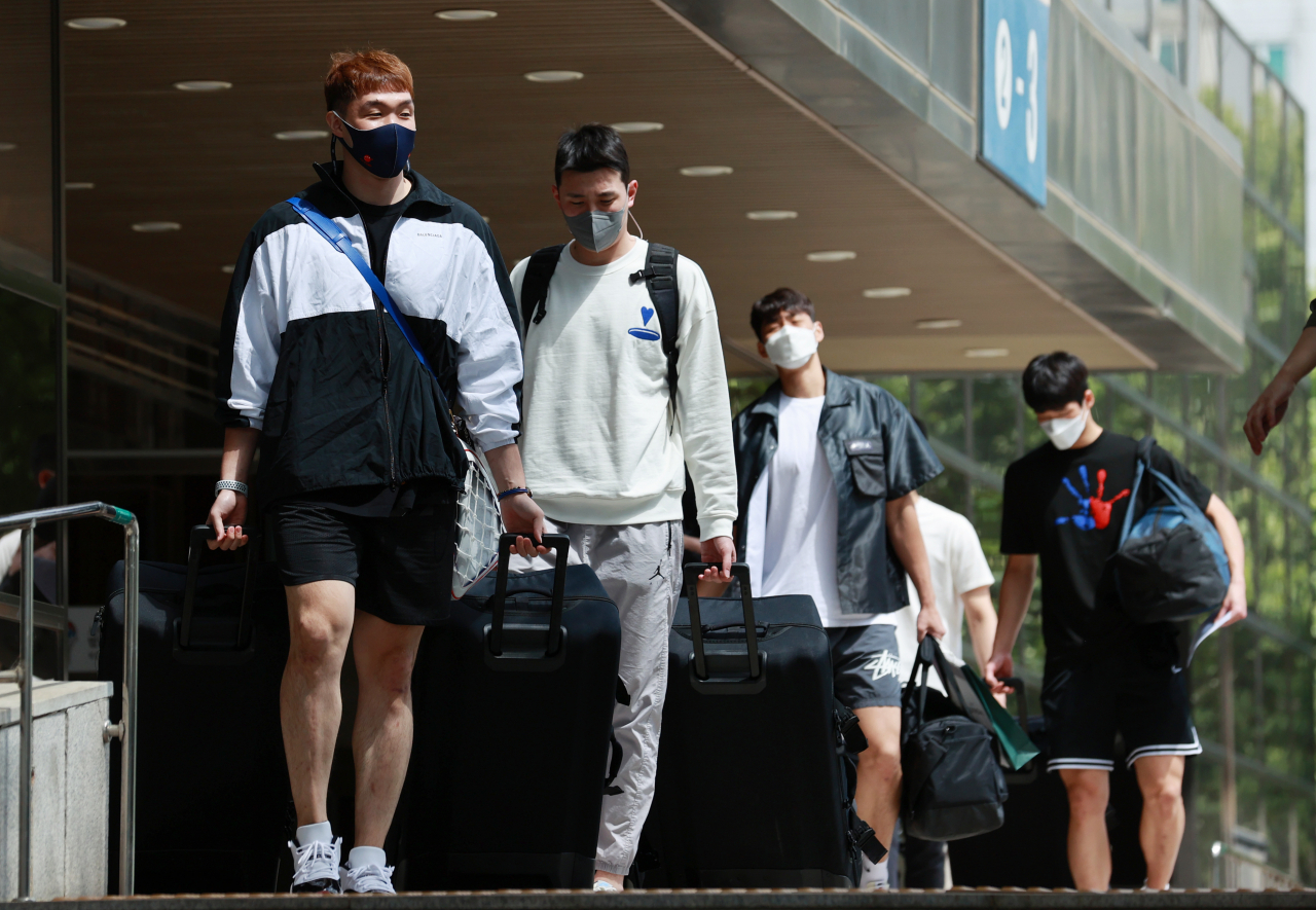 25일 오후 서울 송파구 대한민국농구협회에서 2021 국제농구연맹(FIBA) 아시아컵 예선 준비를 위해 소집된 남자 농구대표팀 선수들이 신종 코로나바이러스 감염증(코로나19) 검사를 받는 병원으로 이동하기 위해 버스로 향하고 있다. 대표팀은 이날 코로나19 검사를 마친 뒤 결과가 나올 때까지 격리를 거쳐 26일부터 다음 달 1일까지 경기도 이천 LG 챔피언스파크에서 훈련을 소화한다. 내달 2일 하루 휴식한 뒤 다음 날 2차 코로나19 검사를 받고, 4일부터 충북 진천선수촌에 입촌해 훈련을 이어간다. 연합뉴스