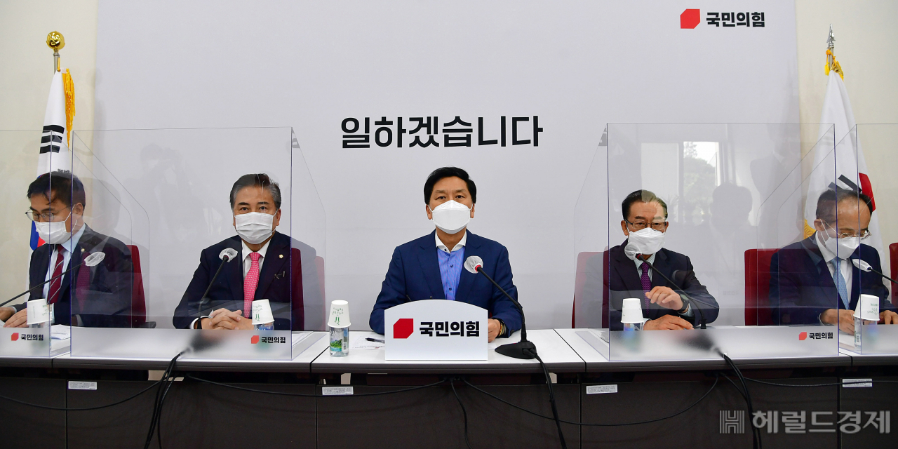 [헤럴드경제=이상섭 기자] 26일 오전 국회에서 열린 국민의힘 백신협력 방미대표단 결과 보고 기자회견에서 김기현 대표 권한대행 겸 원내대표가 발언을 하고 있다. babtong@heraldcorp.com