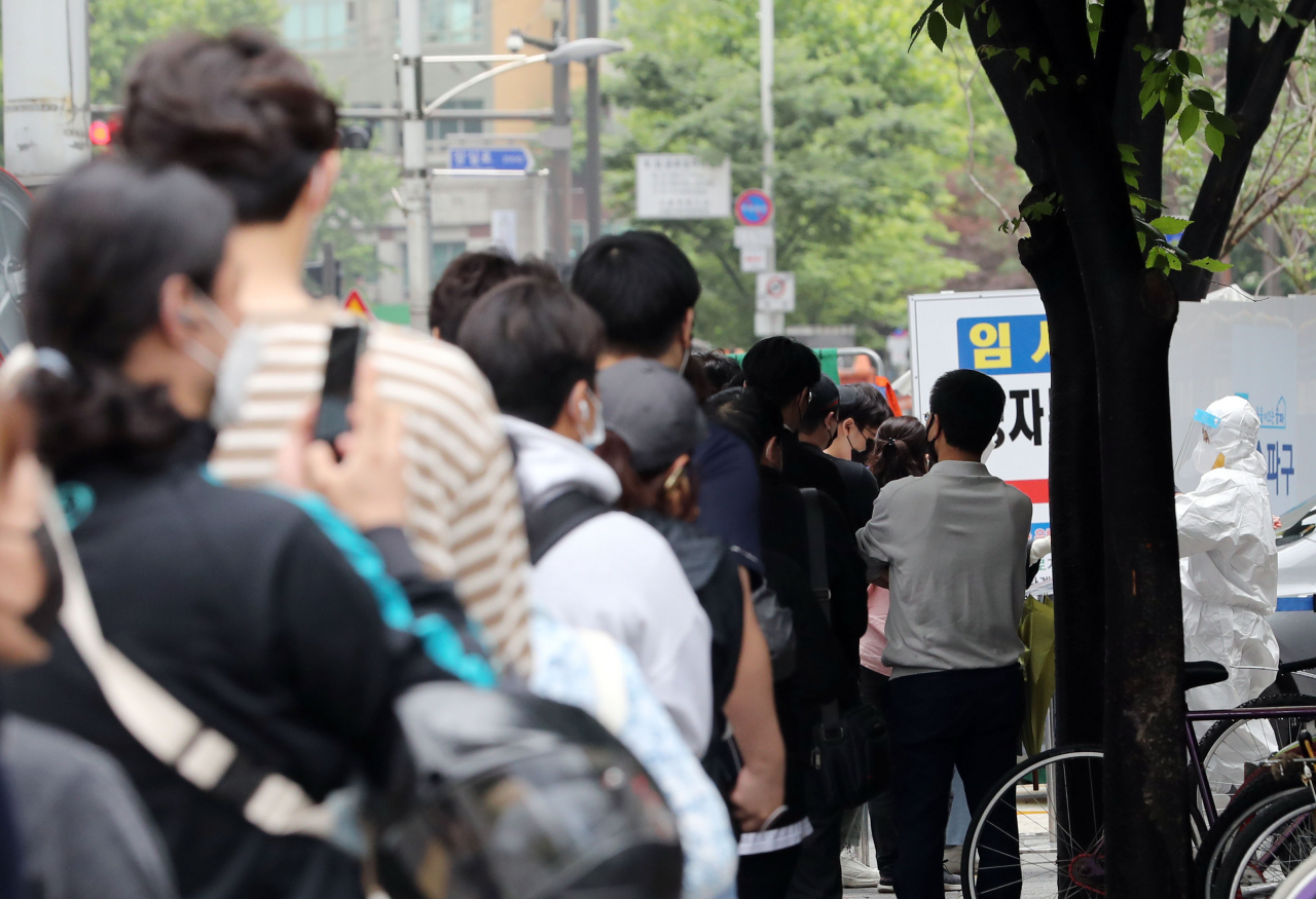 25일 오전 서울 송파구 송파구보건소에 마련된 선별진료소에서 시민들이 신종 코로나바이러스 감염증(코로나19) 검사를 받기 위해 줄을 서고 있다. 연합뉴스