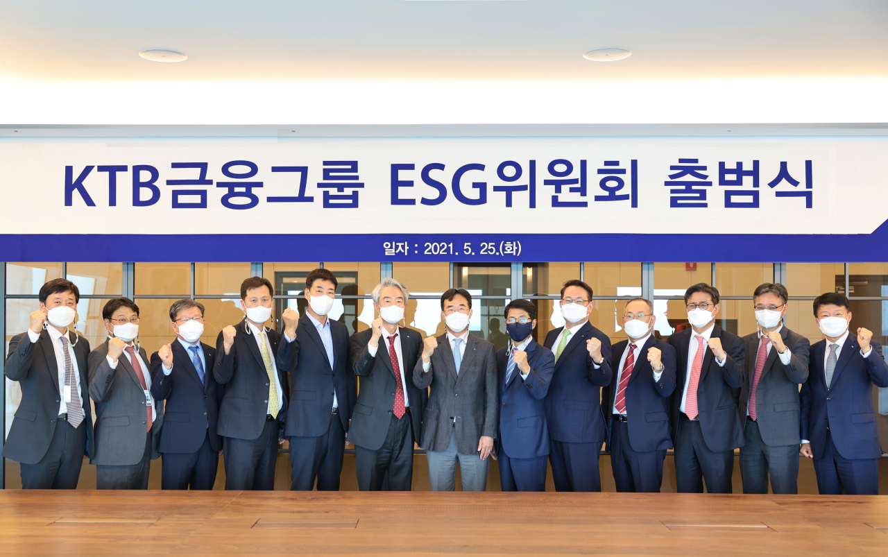 25일 이병철 KTB금융그룹 회장(왼쪽 7번째), 최석종 KTB투자증권 부회장(왼쪽 8번째), 신진호 KTB네트워크 부회장(왼쪽 6번째), 김형달 KTB PE 부회장(왼쪽 5번째), 이창근 KTB투자증권 대표이사(왼쪽 4번째)가 각 계열사 대표 및 임원들과 함께 ESG위원회 출범 선언 후 기념 사진을 촬영하고 있다. [사진=KTB금융그룹]