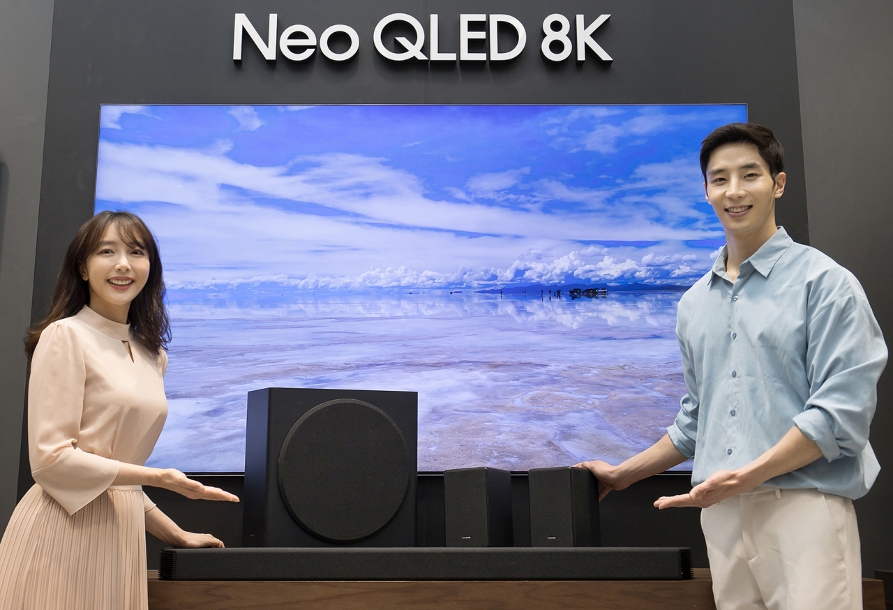 삼성전자 소속 모델들이 삼성전자 수원 디지털시티에서 사운드바 신제품 HW-Q950A를 소개하고 있다. [삼성전자 제공]