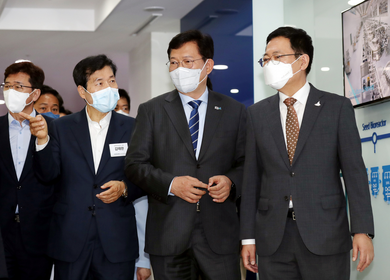 김태한 삼성바이오로직스 사장(왼쪽부터), 송영길 더불어민주당 대표, 박남춘 인천시장이 26일 오전 인천시 연수구 바이오 의약품 생산 기업 삼성바이오로직스에서 의약품 생산 설비를 둘러보며 대화하고 있다. [연합]