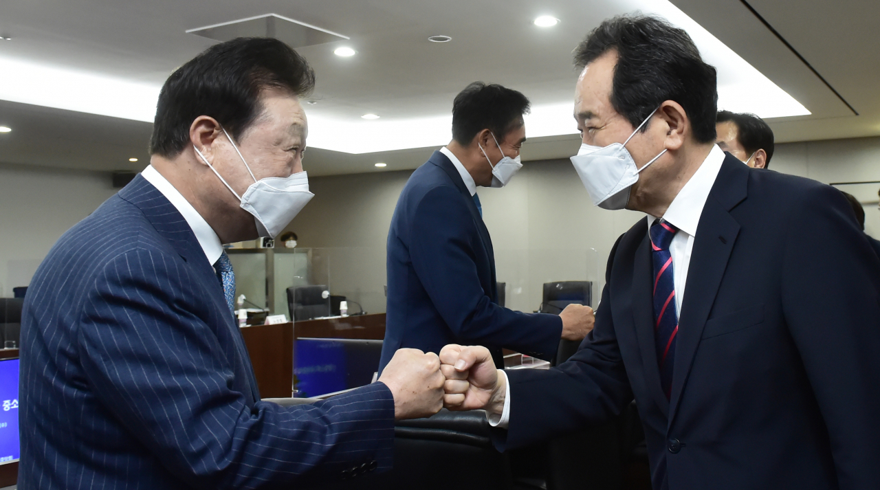 더불어민주당 대권주자인 정세균 전 국무총리가 26일 서울 여의도 중소기업중앙회에서 열린 ‘정세균 전 국무총리와 중소기업인 대화’에서 참석자들과 주먹인사하고 있다. [연합]