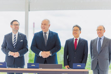 다니엘 오바이텍 PKN 올렌 사장(왼쪽부터)과 야첵 사신 폴란드 부총리, 김창학 현대엔지니어링 사장, 후안 야도 TR 사장이 ‘폴란드 PKN 올레핀 확장공사 프로젝트’ 우선협상대상자 서명식을 마친 뒤 기념촬영을 하고 있다. [현대엔지니어링 제공]