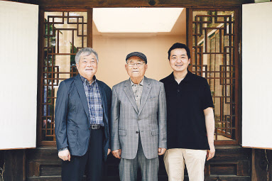 방짜 3대. 왼쪽부터 국가무형문화재 제77호 이형근 보유자, 그의 아버지 이봉주 명예보유자, 그의 아들 이지호 전수자.