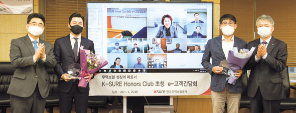 이인호(오른쪽 첫번째) 한국무역보험공사 사장이 25일 서울 종로구 소재 무역보험공사 본사에서 무역보험 동반성장 회원사로 선정된 중소·중견기업 관계자들에게 선정패를 전달하고 기념 촬영을 하고 있다. [한국무역보험공사 제공]