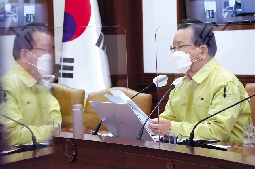 김부겸 국무총리가 26일 정부서울청사에서 코로나19 대응 중앙재난안전대책본부(중대본) 회의를 주재하고 있다. 김 총리는 이 자리에서 오는 7월부터 코로나19 백신 1차 접종자에 대해 정규 종교활동의 인원제한 조치를 적용하지 않고 공원이나 등산로 등 야외에서 마스크를 쓰지 않아도 되도록 하는 등 일상 회복 지원방안을 마련키로 했다고 밝혔다. [연합]