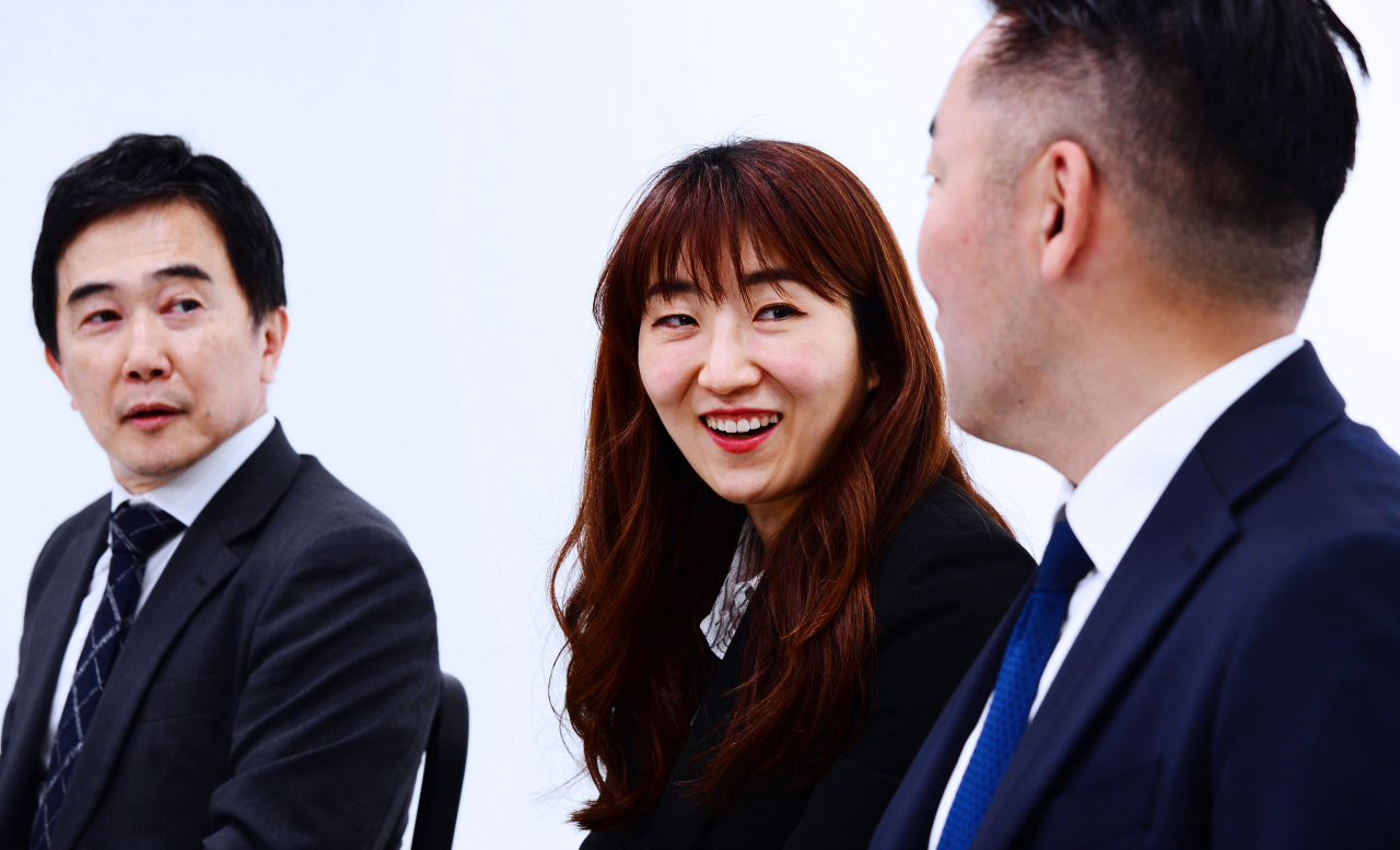 대담을 나누는 한서희 변호사(가운데). [박해묵 기자]
