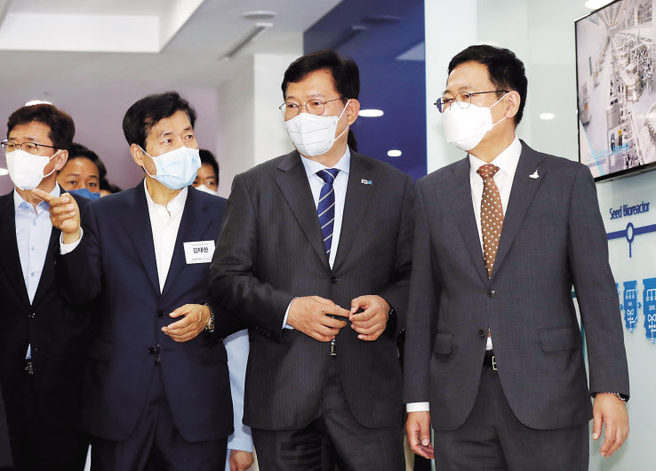 김태한 삼성바이오로직스 사장(왼쪽 두번째부터), 송영길 더불어민주당 대표, 박남춘 인천시장이 26일 오전 인천시 연수구 바이오 의약품 생산 기업 삼성바이오로직스에서 의약품 생산 설비를 둘러보고 있다. 삼성바이오로직스는 미국 모더나의 코로나백신 위탁생산 계약을 맺었다. [연합]
