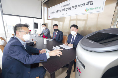 KT AI Robot사업단 이상호(왼쪽) 단장과 DB손해보험 류석(오른쪽 첫 번째) 상무를 비롯한 관계자들이 인공지능(AI) 서비스 로봇 전용 보험에 대해 논의하고 있다. [KT 제공]
