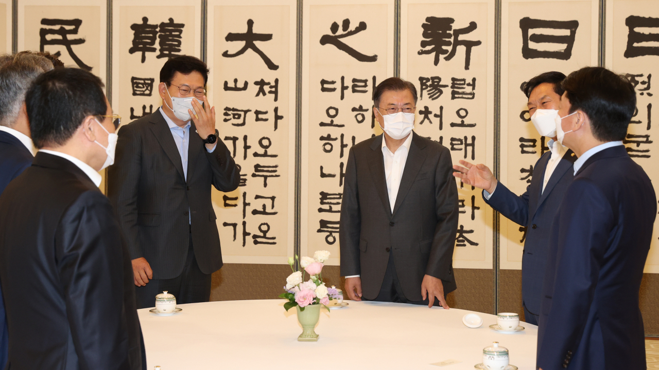 문재인 대통령이 26일 청와대에서 열린 여야 대표 오찬 간담회에 앞서 더불어민주당 송영길 대표, 국민의힘 김기현 대표 권한대행, 정의당 여영국 대표, 국민의당 안철수 대표, 열린민주당 최강욱 대표와 환담하고 있다. [연합]