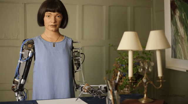 인공지능(AI) 아티스트 로봇 ‘아이다(Ai-da)’가 자화상을 그리고 있다. [디자인붐(Designboom 유튜브 캡처]