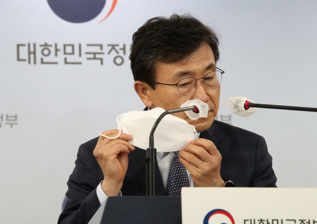 권덕철 중대본 1차장(보건복지부 장관)이 26일 정부서울청사 브리핑실에서 신종 코로나바이러스 감염증(코로나19) 백신 접종률을 끌어올리기 위해 접종 완료자에게 부여할 '백신접종 인센티브' 발표에 앞서 마스크를 벗고 있다. 연합뉴스