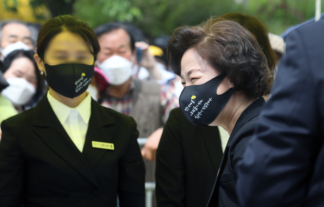 추미애 전 법무부 장관이 지난 23일 오후 경남 김해시 진영읍 봉하마을에서 엄수한 '노무현 전 대통령 서거 12주기 추도식'에 참석하고 있다. [연합]