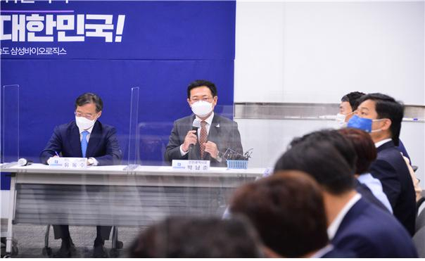 박남춘 인천광역시장이 26일 인천 송도 삼성바이오로닉스에서 열린 더불어민주당 최고위원회의에서 인사말을 하고 있다.