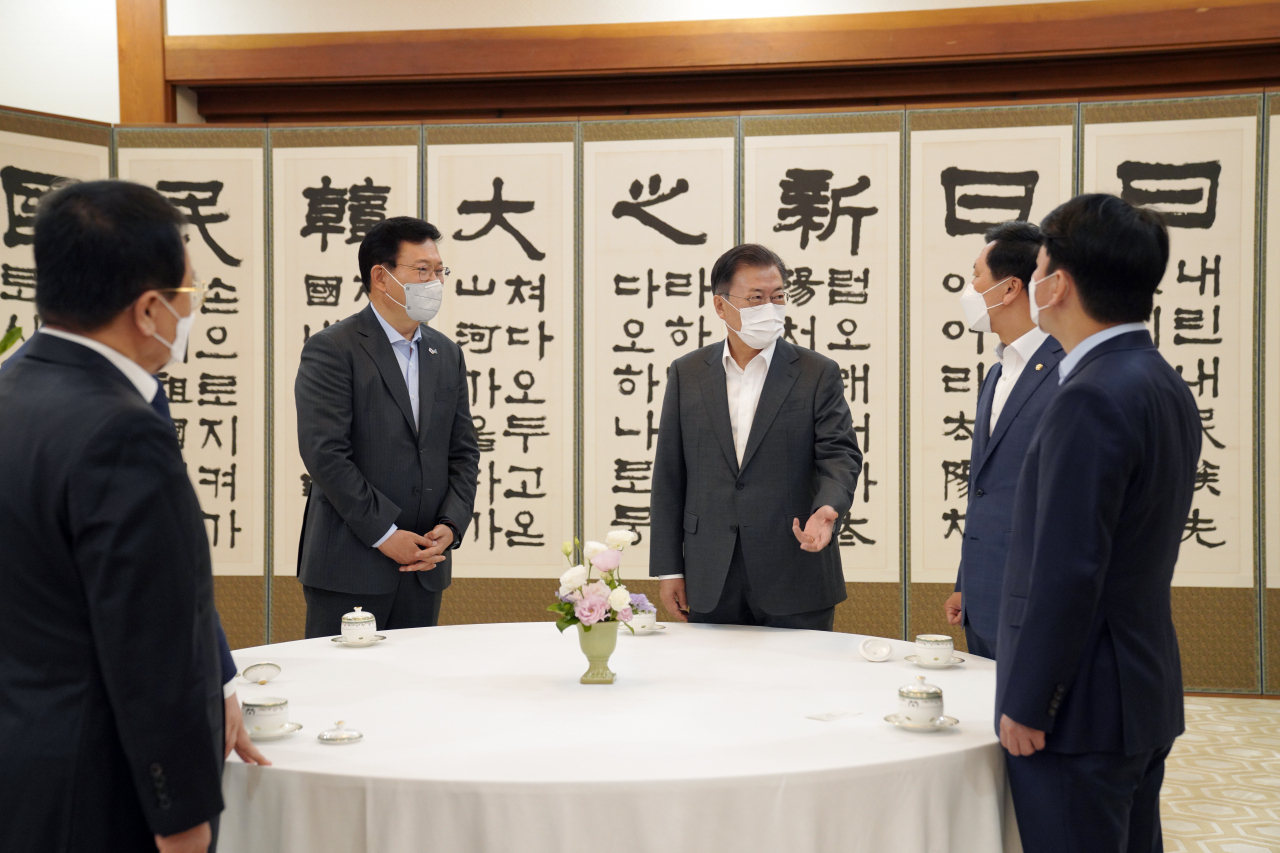 문재인 대통령이 26일 청와대에서 열린 여야 대표 오찬간담회에서 더불어민주당 송영길 대표, 국민의힘 김기현 대표 권한대행, 정의당 여영국 대표, 국민의당 안철수 대표, 열린민주당 최강욱 대표와 대화하고 있다. [연합]