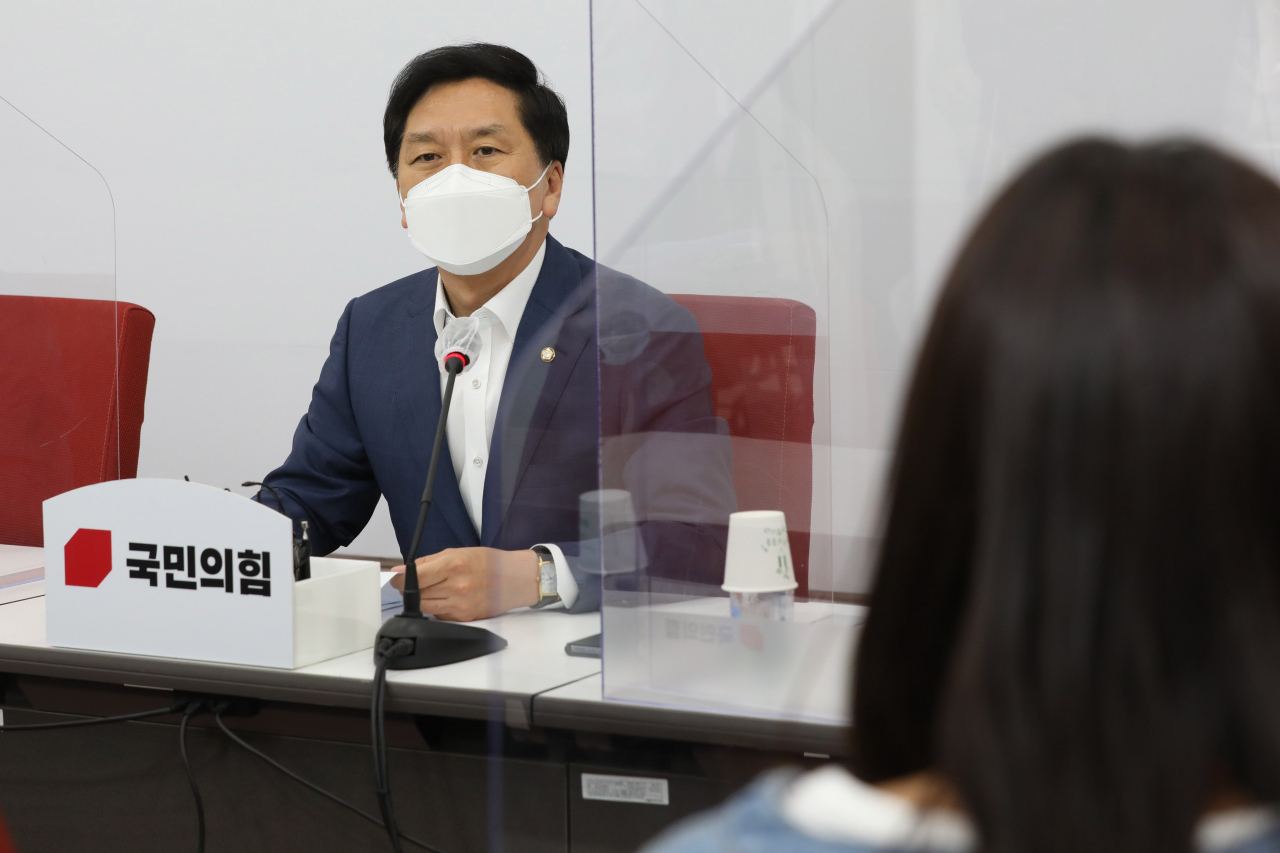 김기현 국민의힘 당대표 권한대행 겸 원내대표가 26일 오후 국회에서 문재인 대통령 여야 5당 대표 초청 오찬에 참석한 뒤 내용을 설명하는 긴급 기자간담회를 하고 있다. [헤럴드경제=이상섭 기자]