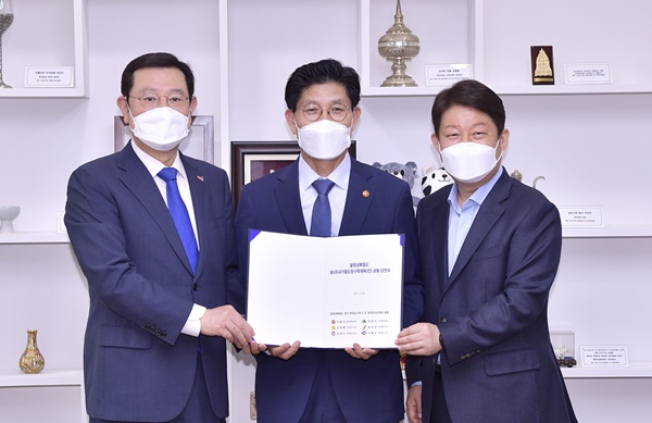 이용섭 광주시장(사진 왼쪽)과 권영진 대구시장(오른쪽)이 노형욱 국토교통부 장관(가운데)에게 달빛내륙철도 개설을 촉구하는 건의서를 전달하고 있다. [광주시 제공]