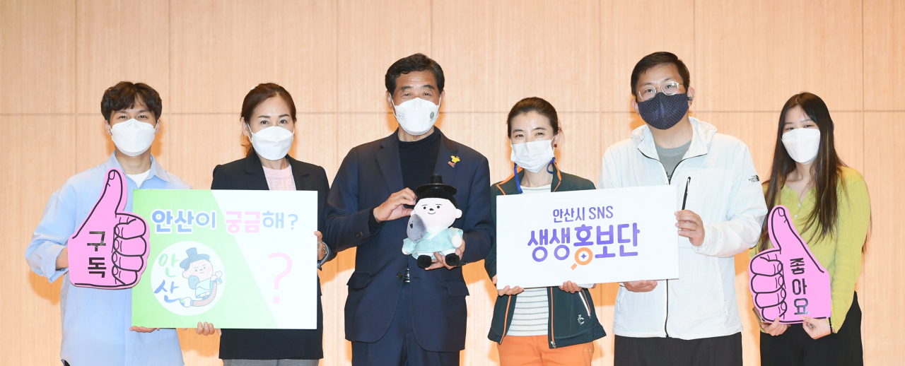 윤화섭 안산시장(왼쪽에서 세번째)가 SNS 생생홍보단과 함께 촬영했다.[안산시 제공]