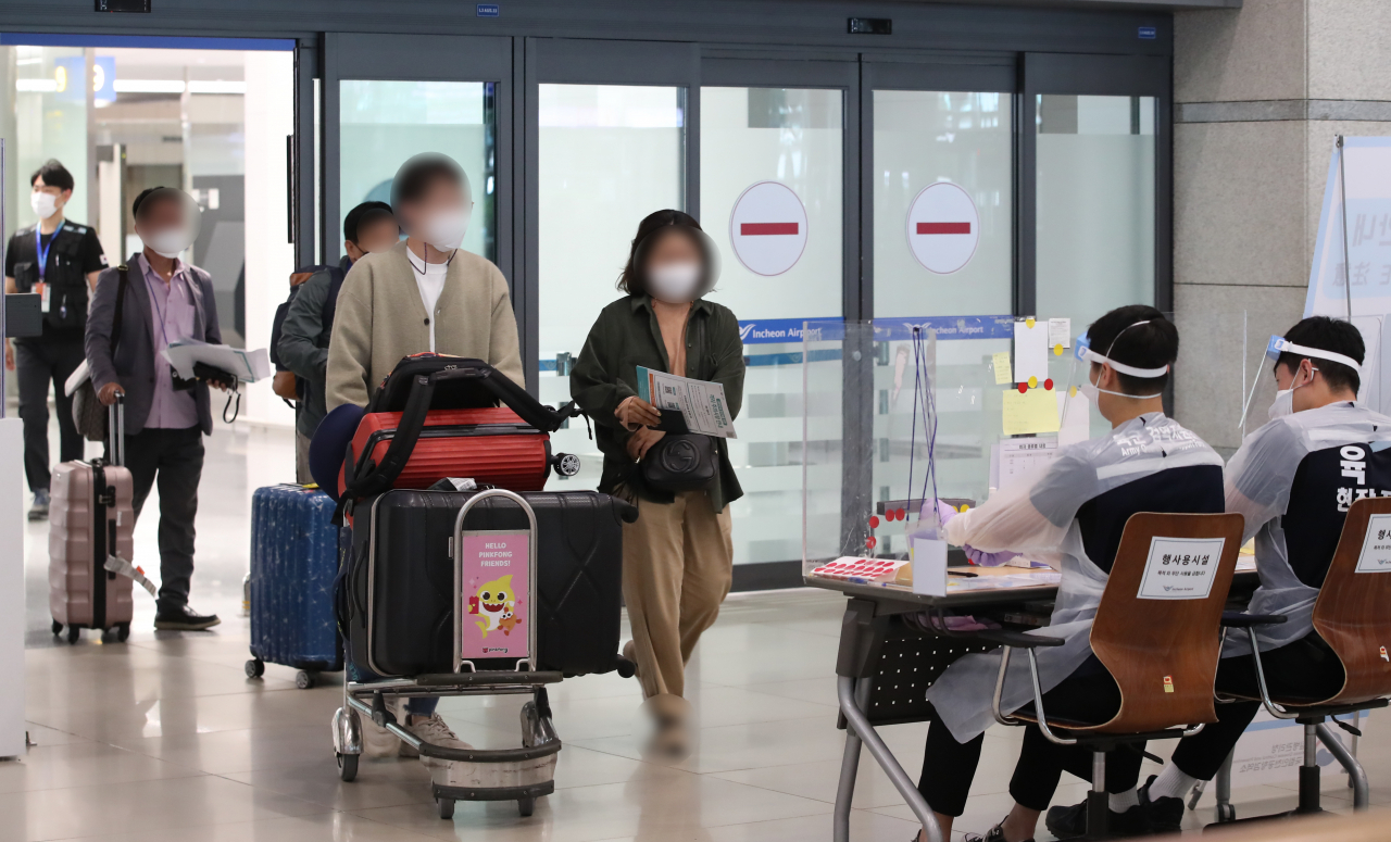영종도 인천국제공항 1터미널에서 해외입국자들이 검역 절차를 안내받고 있다. [연합]