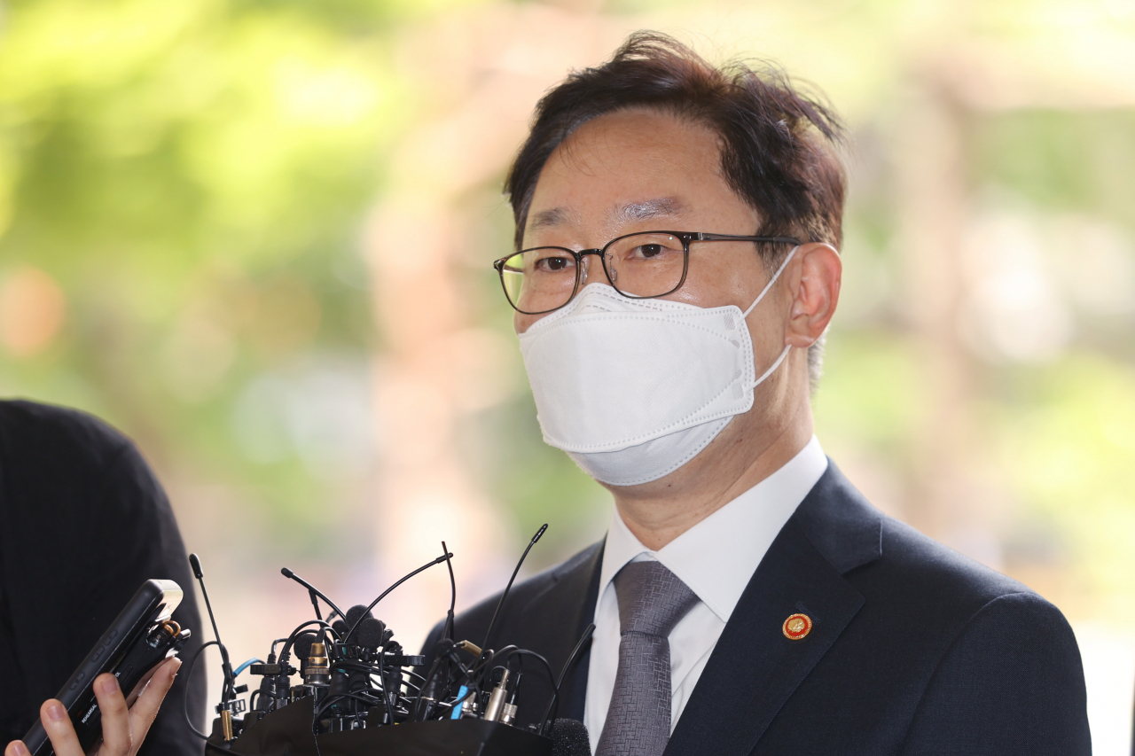 '국회 패스트트랙(신속처리안건) 충돌' 사건으로 재판에 넘겨진 박범계 법무부 장관이 26일 오후 서울 양천구 남부지법에서 반년 만에 재개된 3차 공판에 출석하며 취재진의 질문을 받고 있다. [연합]