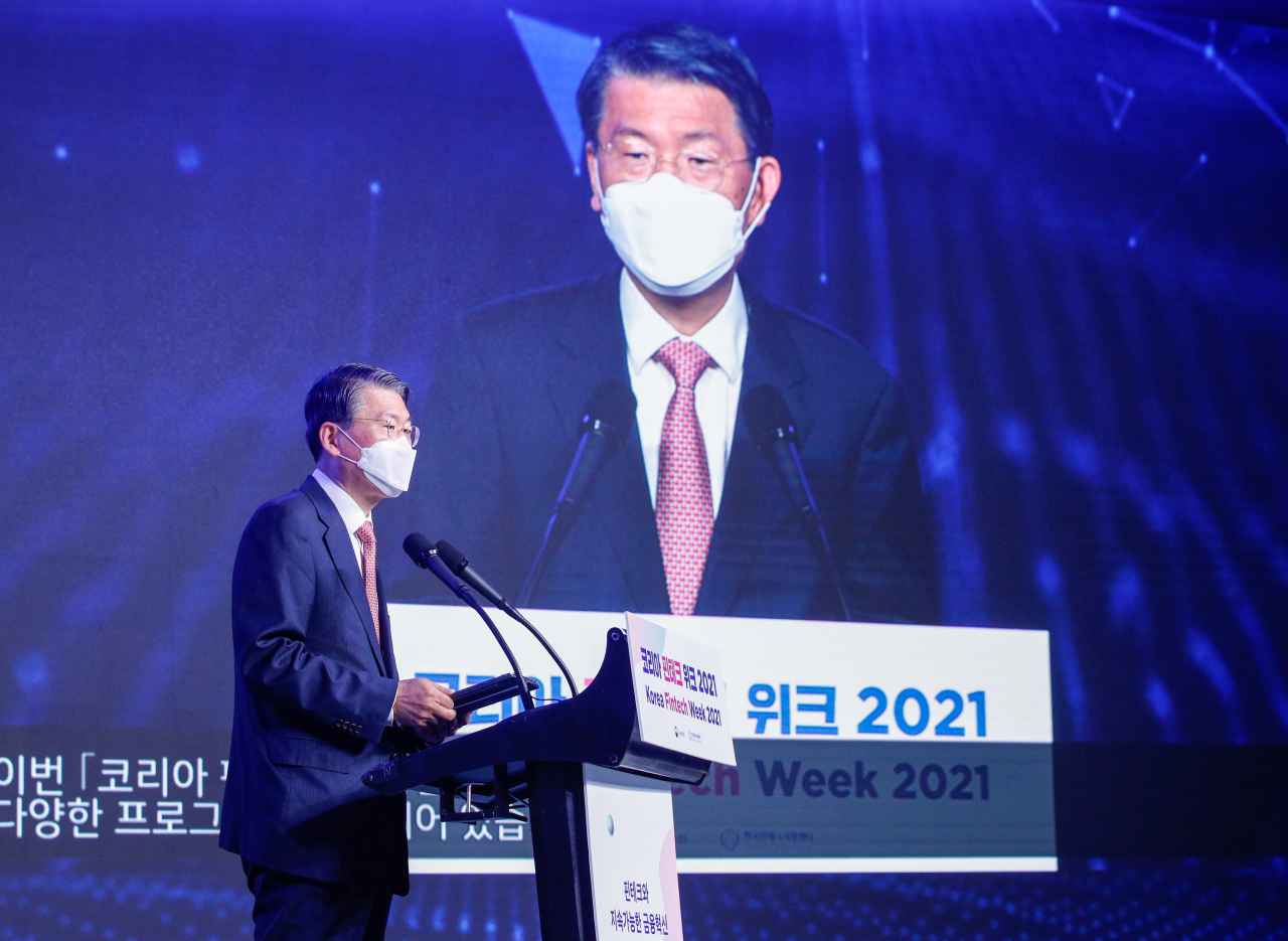 FSC Chairman Eun Sung-soo delivers keynote speech at the opening ceremony of the 2021 Fintech Week held in western Seoul. (Yonhap)
