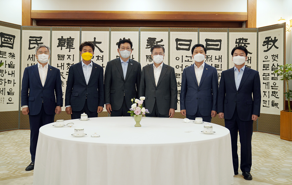 President Moon Jae-in poses for photos before a luncheon meeting with party leaders at Cheong Wa Dae on Wednesday. From left are Choi Kang-wook, leader of the Open Democratic Party; Yeo Young-kug, leader of the Justice Party; Song Young-gil, head of the ruling Democratic Party; Moon; Kim Gi-hyeon, acting chief and floor leader of the main opposition People Power Party; and Ahn Cheol-soo, chief of the People’s Party. (Cheong Wa Dae)