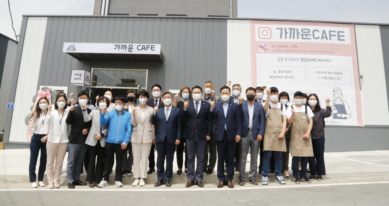 '가까운 카페'는 운영자 1명과 발달장애인 3명이 근무하며, 오전 9시부터 오후 8시까지 문을 연다.
