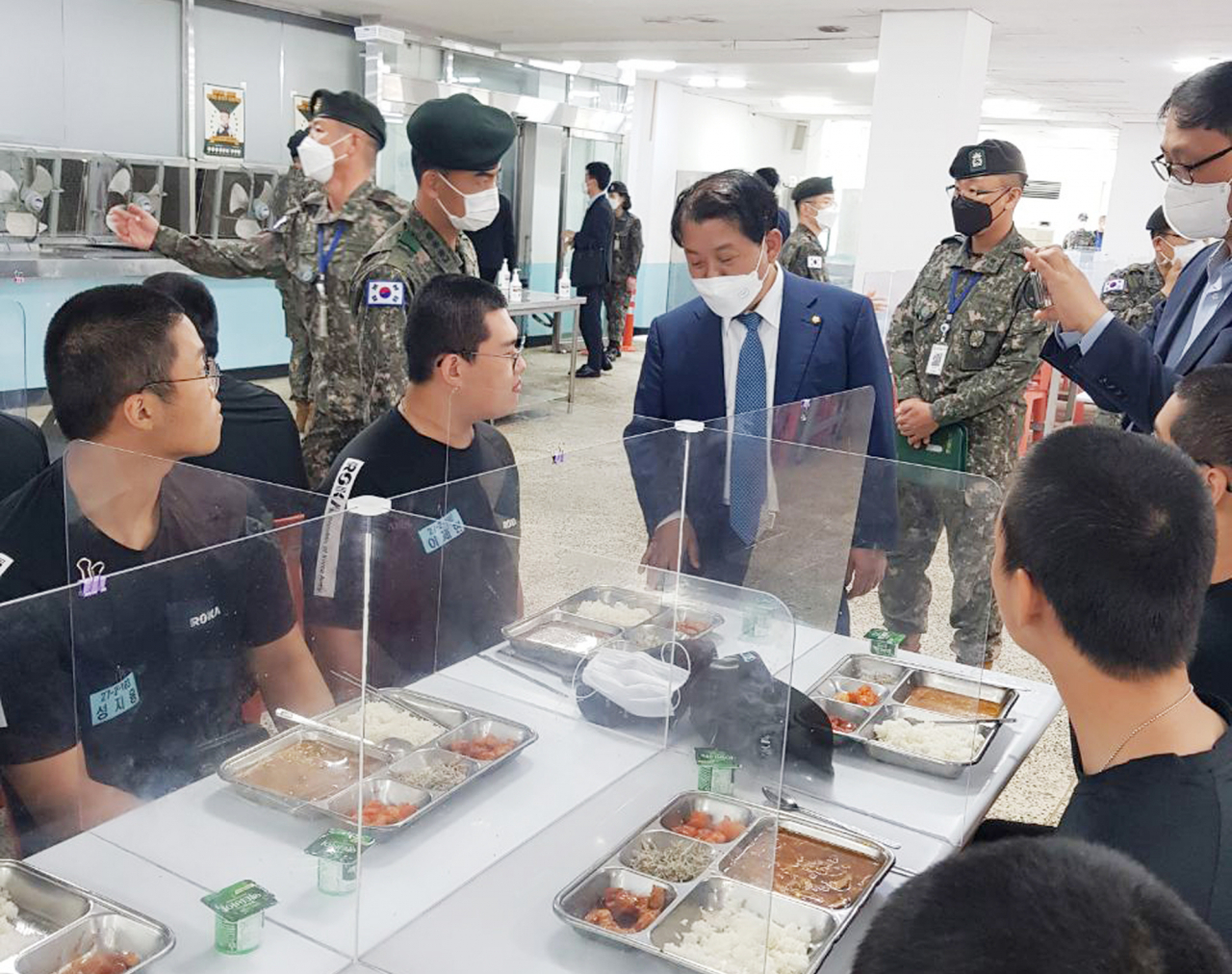 한미연합사 부사령관 출신인 더불어민주당 김병주 의원이 26일 충남 논산 육군훈련소를 방문, 최근 논란이 된 부실급식 실태를 점검하고 있다. 김 의원은 이날 국회 국방위원회 더불어민주당 소속 의원들과 논산 육군훈련소를 방문했으며 같은 시간 국민의힘 의원들은 경기도에 위치한 육군 51사단을 방문했다. [연합]