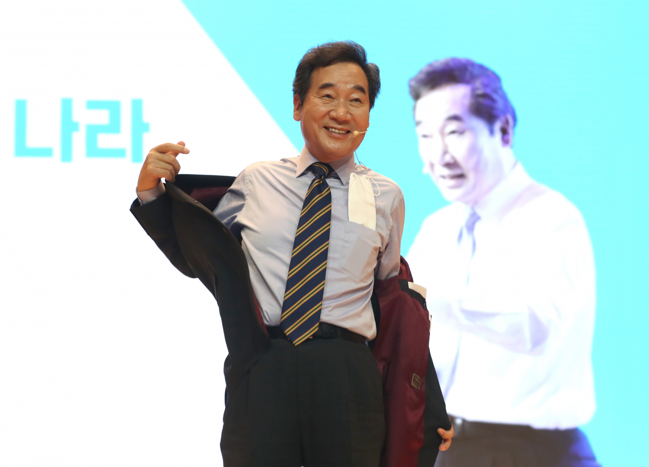 더불어민주당 이낙연 전 대표가 26일 오후 경남 창원대학교 글로벌평생학습관 대강당에서 열린 '신복지경남포럼 출범식 및 특강'에 앞서 상의탈의하고 있다. [연합]