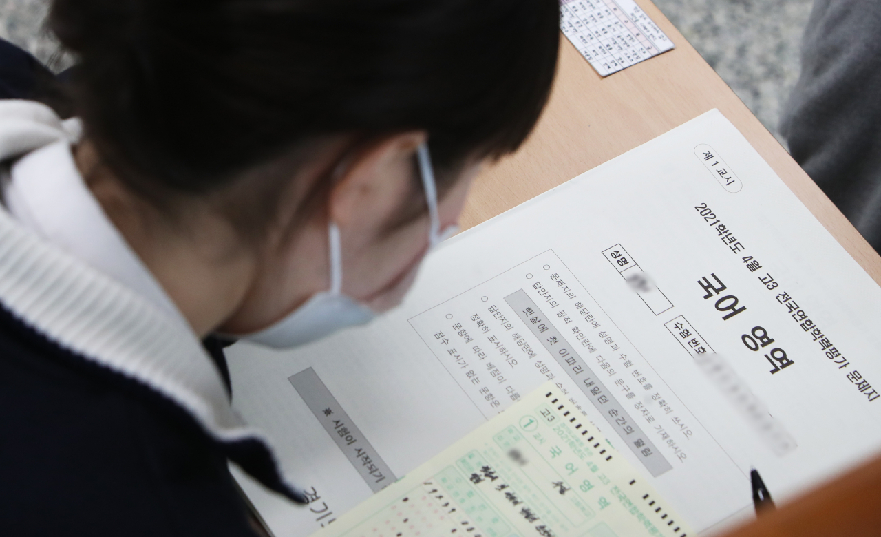 2021학년도 4월 고3 전국연합학력평가가 실시된 4월14일 오전 경기도 수원시 장안구 수일고등학교에서 3학년 학생들이 시험 시작을 기다리고 있다. [연합]