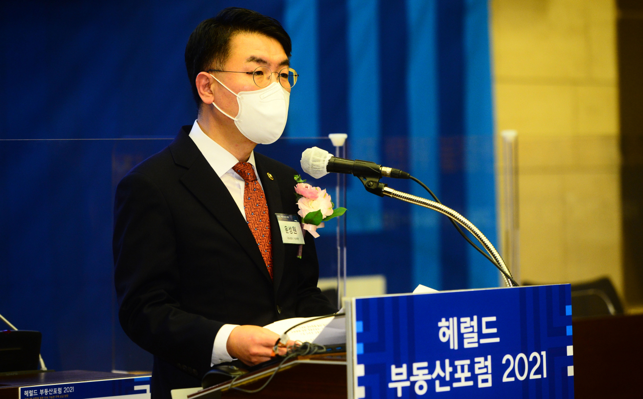 윤성원 국토교통부 제1차관이 26일 서울 중구 대한상공회의소 의원회의실에서 열린 ‘헤럴드 부동산포럼 2021’에 참석해 축사를 하고 있다. [사진=박해묵 기자]