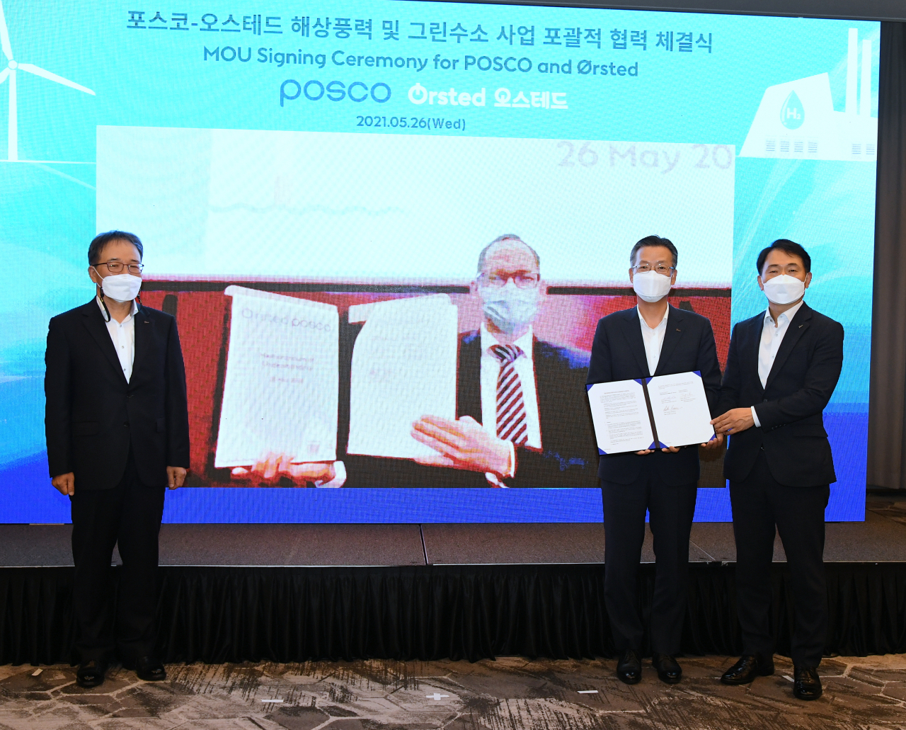 포스코가 덴마크 오스테드사와 해상풍력 및 그린수소 사업을 위한 MOU를 체결했다. 체결식이 끝난 후 최승호 포스코건설 인프라사업본부장(왼쪽부터), 마틴 뉴버트(Martin Neubert) 오스테드 부사장, 전중선 포스코 전략기획본부장, 조주익 수소사업실장이 기념사진을 찍고 있다. [포스코 제공]
