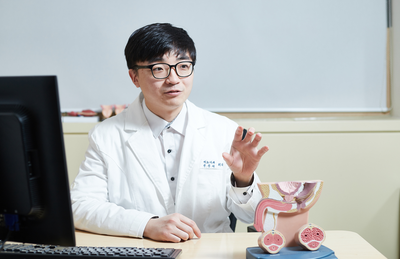 요로결석은 극심한 옆구리 통증이 가장 흔한 증상으로, 오심, 구토를 동반하거나 육안적 혈뇨가 나타날 수 있다. 하부 요관이나 방광, 요도에 결석이 있는 경우에는 전에 없던 빈뇨, 잔뇨감 등 하부요로증상이 동반되기도 한다.