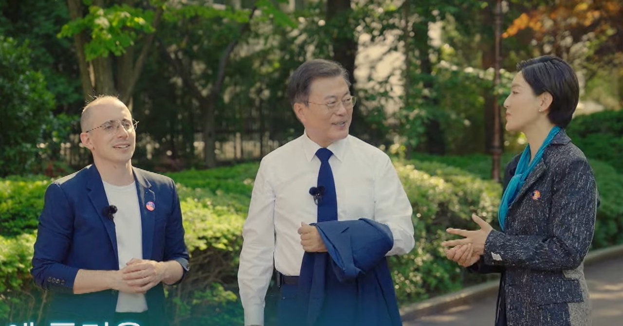 문재인 대통령이 배우 박진희 씨와 방송인 타일러 라시 씨와 청와대 경내를 걷고 있다. 청와대는 이날 30일부터 이틀간 열리는 ‘2021 P4G 서울정상회의’에 앞서 진행한 특별대담 ‘더 늦기 전에, 함께해 주세요’를 공개했다. 문 대통령과 박진희·타일러 씨는 기후환경을 주제로 이야기를 나눴다. [유튜브 영상 캡처]