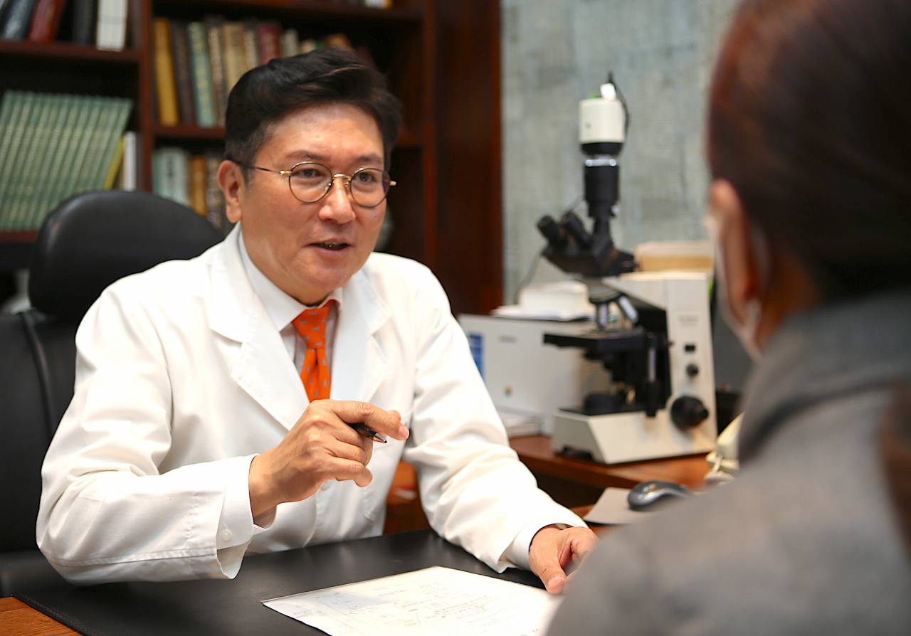만성방광염 여성 환자 10명 중 4명이 5년 이상 장기간 통증과 소변 이상증세로 어려움을 겪는 것으로 나타났다.만성방광염을 중점 진료하는 일중한의원(손기정 한의학박사)이 2020년 3월부터 12월 사이 만성방광염, 과민성방광, 간질성방광염 등 여성 방광질환자 273명을 분석한 결과, 조사대상 219명 중 83.6%(183명)에서 2년 이상 유병 기간을 기록했고, 5년 이상 10년까지 장기간 만성적 증상을 호소하는 환자도 41.5%(91명)에 달했다.