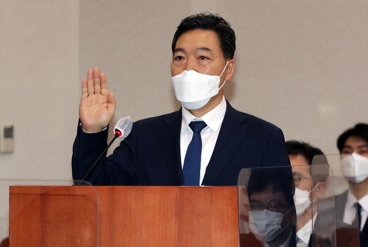 김오수 검찰총장 후보자가 26일 서울 여의도 국회 법제사법위원회에서 열린 인사청문회에서 선서하고 있다. [연합]