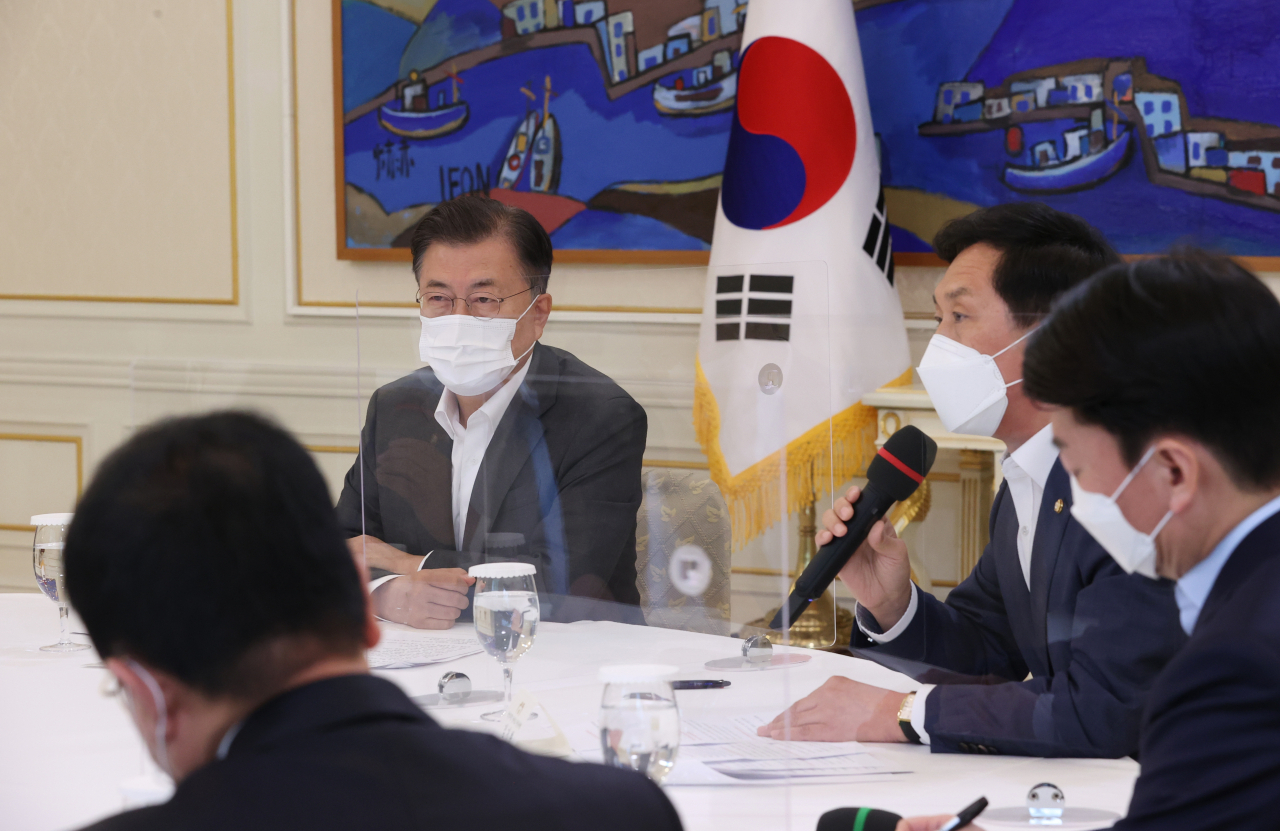 문재인 대통령이 26일 여야 5당 대표 오찬간담회에서 오는 8월 예정된 한미연합훈련과 관련해 축소 가능성을 내비치면서 벌써부터 연합훈련이 ‘뜨거운 감자’로 떠오르고 있다. 문 대통령이 간담회에서 김기현 국민의힘 대표 권한대행의 발언을 청취하고 있다. [연합]