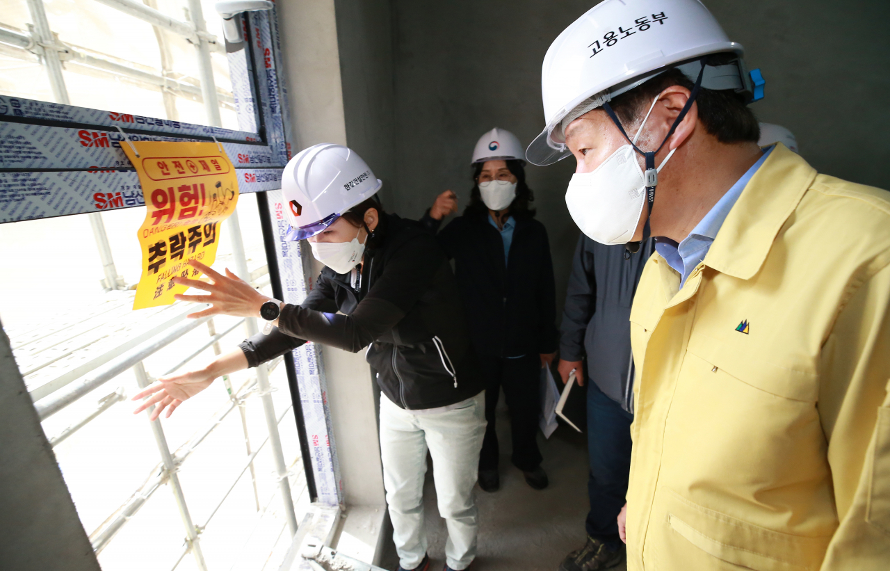 안경덕 고용노동부 장관이 중소규모 건설현장 사망사고 감축을 위해 지난 26일 서울 동대문구 제기동에 있는 자율주택 정비사업 신축공사 현장을 방문해 공사현장을 살펴보고 있다. 안 장관은 이 자리에서 “소규모 건축공사 현장은 ‘추락’ 위험요인이 상존하므로 공사가 완료될 때까지 안전을 최우선으로 생각하고 실천하는 등 각별한 안전관리를 당부드린다”며 “정부에서도 시스템 비계 지원 등 소규모 현장의 안전관리를 위한 재정지원을 적극 추진하고, 현장의 안전관리 실태도 지속해서 점검·감독해 나갈 것”이라고 밝혔다. [고용노동부 제공]