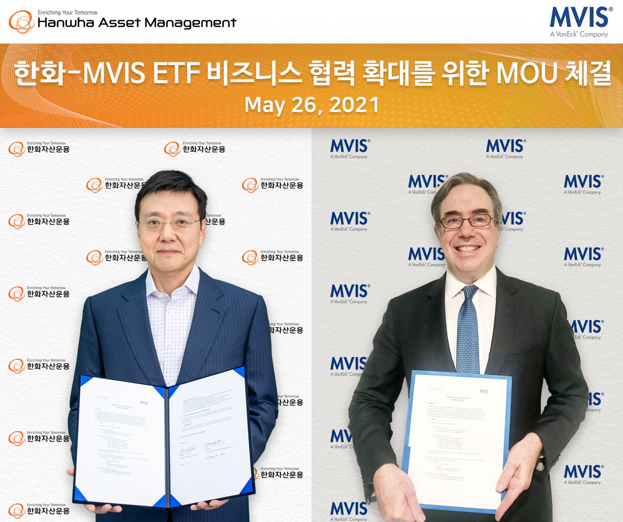 김용현 한화자산운용 대표(왼쪽)와 스티븐 쇼엔펠드(Steven Schoenfeld) MV Index Solution(MVIS) 대표가 26일 오전 업무협약서(MOU)를 체결하고 사진 촬영을 하고 있다.[한화자산운용]