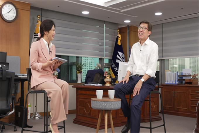 박형준 부산시장의 시민 소통 콘텐츠 ‘취임 50일, 시민과 함께 50일’ 인터뷰 장면. [부산시 제공]