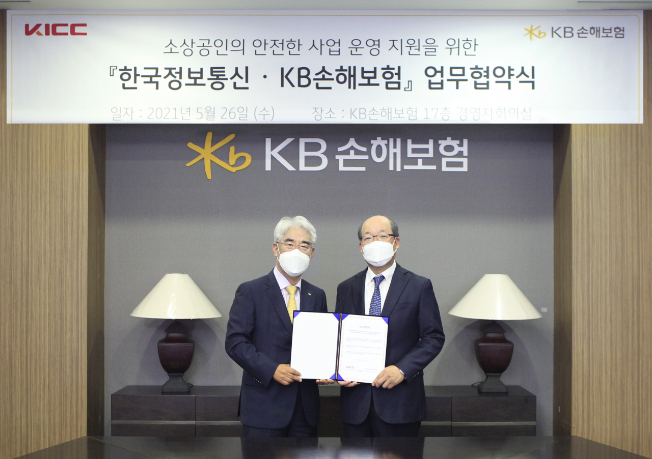 김기환(좌) KB손해보험 사장과 임명수 한국정보통신 사장이 26일 오후 서울 강남구 KB손해보험 본사에서 ‘자영업자종합보험’ 상품 개발 및 가입 추진 등에 관한 업무제휴 협약(MOU)을 체결하고 있다. [KB손보 제공]​