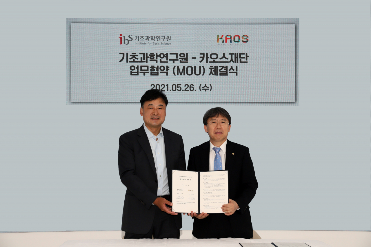 이기형(왼쪽) 카오스재단 이사장과 노도영 IBS 원장이 과학 대중화를 위한 업무협약을 체결하고 있다.[IBS 제공]