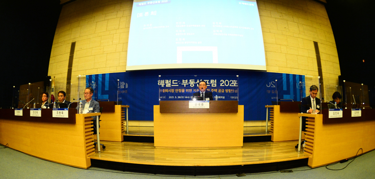 헤럴드부동산포럼 2021이 26일 오후 서울 중구 대한상공회의소에서 열린 가운데 권대중 명지대 부동산대학원 교수를 좌장으로 한 토론이 진행됐다. (사진 왼쪽부터) 이재국 금융연수원 겸임교수, 전인재 국토교통부 도심주택총괄과 과장, 조현욱 현대건설 분양마케팅실 실장, 권대중 명지대 부동산대학원 교수, 김진유 경기대학교 스마트시티공학부 도시교통공학 교수, 김덕례 주택산업연구원 연구실장 [사진=박해묵 기자]