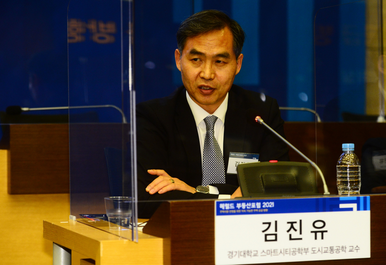 토론 중인 김진유 경기대학교 스마트시티공학부 도시교통공학 교수