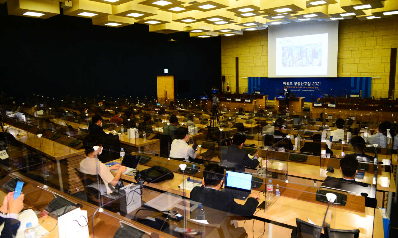 26일 오후 대한상공회의소에서 열린 '헤럴드 부동산포럼2021' 참석자들이 행사를 지켜보고 있다. [박해묵 기자]