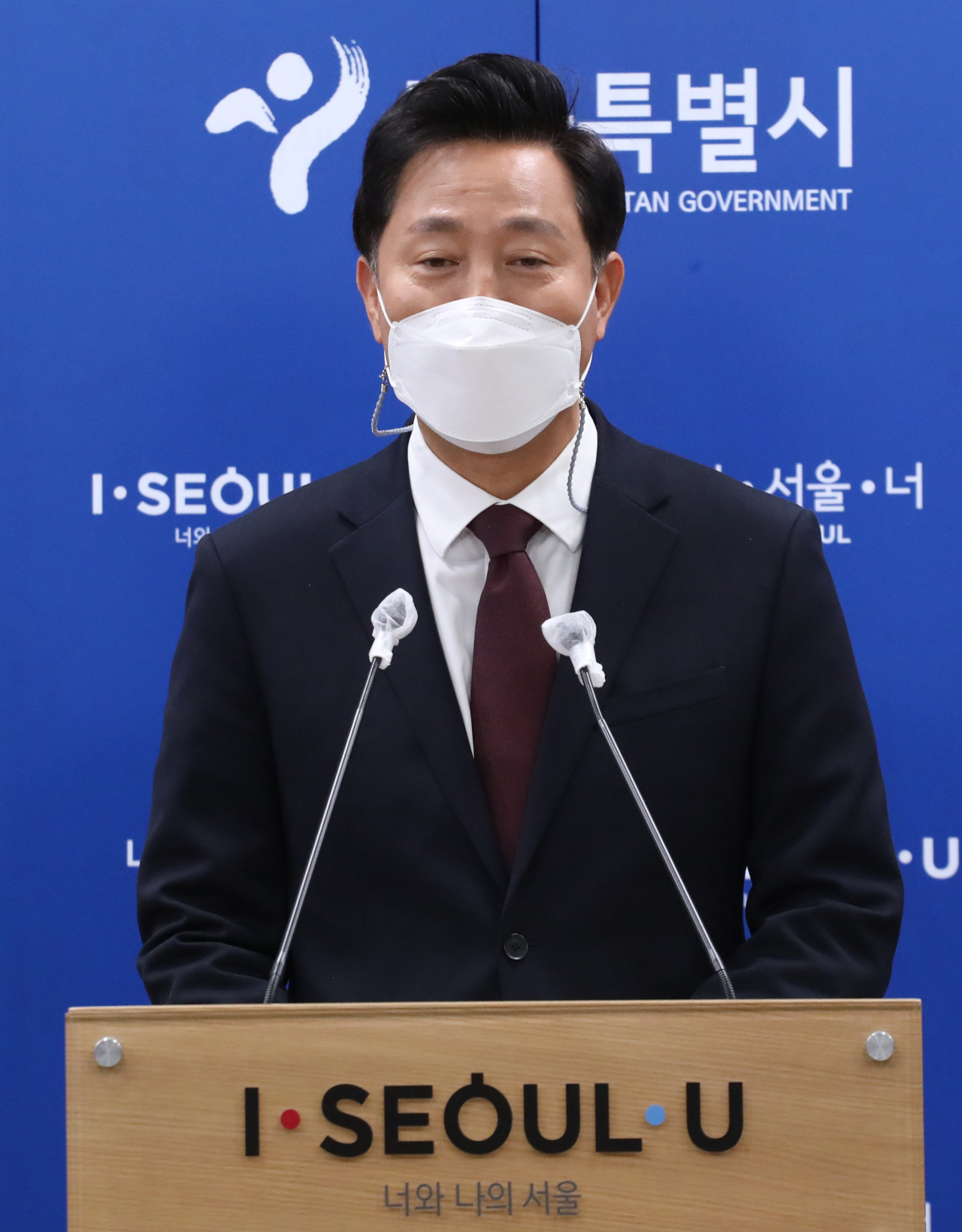 오세훈 서울시장이 26일 시청에서 재개발 규제 완화 대책을 발표하고 있다. 오 시장이 내놓은 방안은 주거정비지수제 폐지, '공공기획' 전면 도입을 통한 정비구역 지정기간 단축, 재개발해제구역 중 노후지역 신규구역 지정, '2종 7층 일반주거지역' 규제 완화 통한 사업성 개선 등이다. 연합뉴스